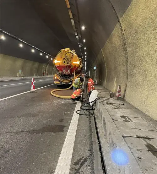 白沙隧道排水渠清淤